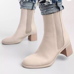 Cora Tall Ankle Boot
OASIS SOCIETY Size 6